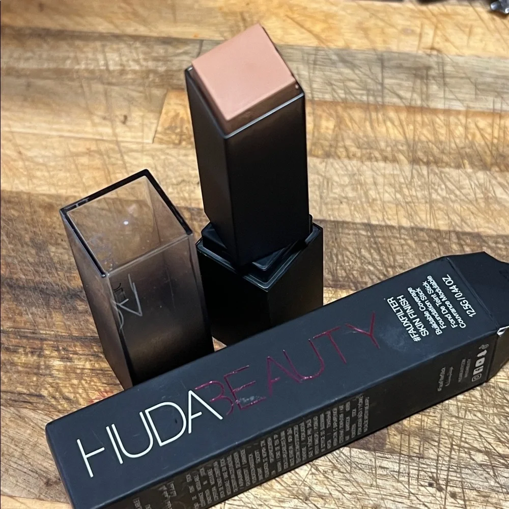 ⚡️💕HUDA BEAUTY Foundation Stick Biscotti